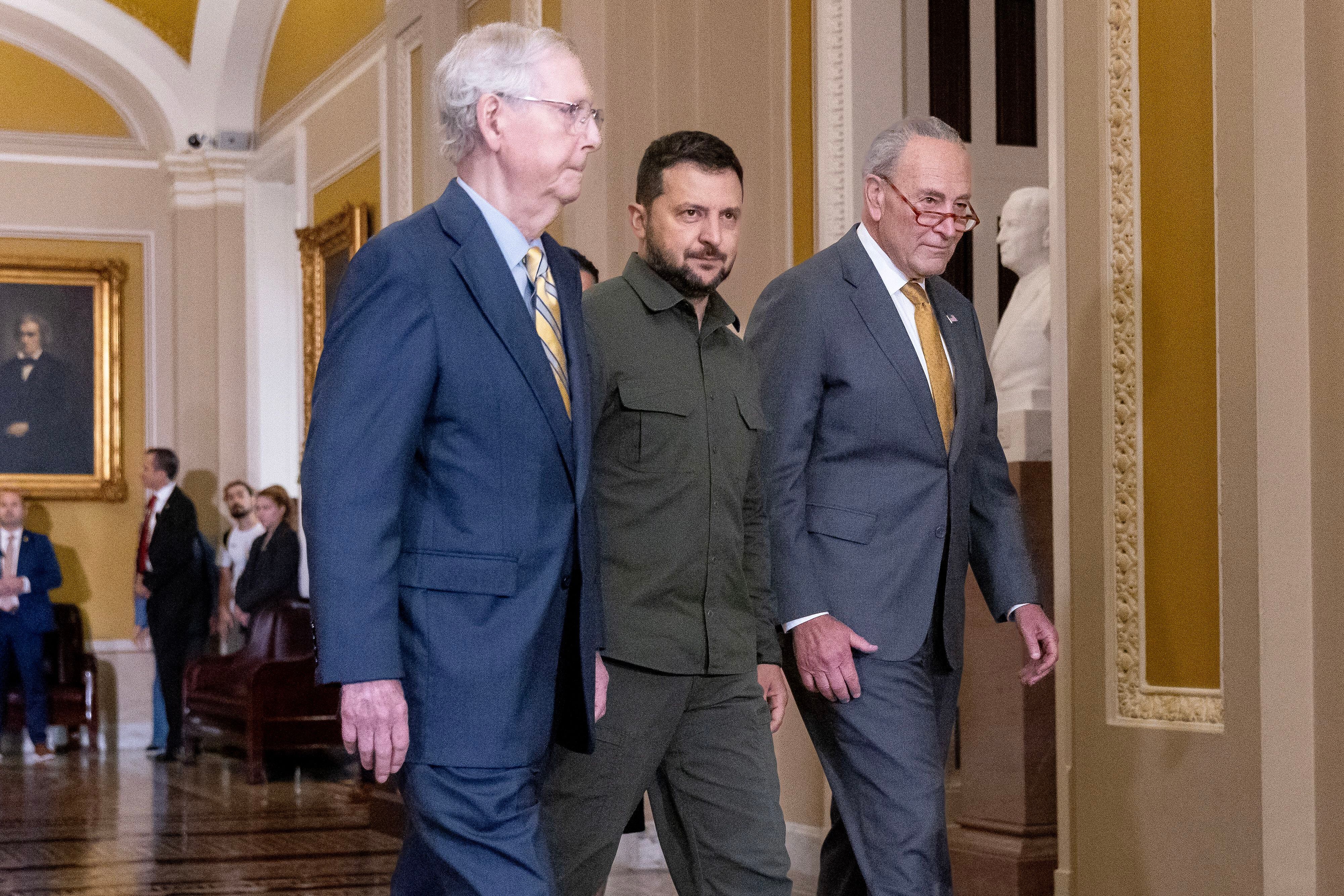 El presidente de Ucrania, Volodímir Zelenski, en el Congreso junto al líder de la mayoría del Senado, el demócrata Charles Schumer (derecha), y el de la minoría republicana, Mitch McConnell (izquierda)