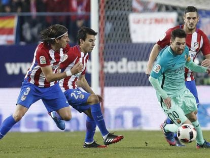 Filipe Luis, Gaitán y Koke tratan de evitar una progresión de Messi.