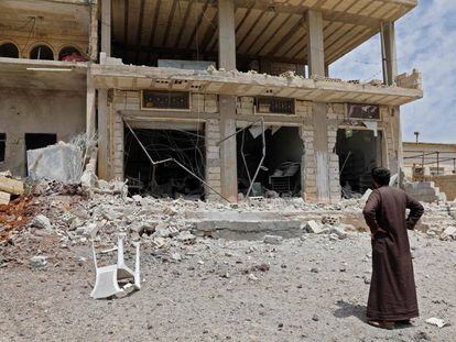 Un hombre observa un edificio dañado durante un bombardeo en la población de Hbeit, en el sur de Idlib.
