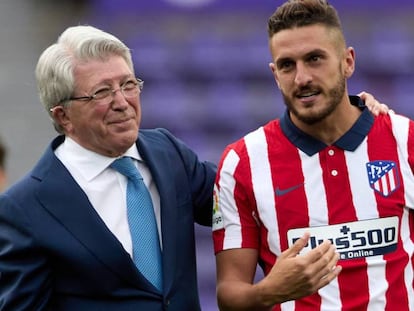 El presidente del Atlético de Madrid, Enrique Cerezo, junto al capitán del equipo, Koke.