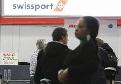 Varios pasajeros hacen cola en el mostrador de la empresa Swissport. EFE/Archivo