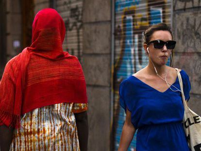 Dos mujeres caminan por una calle en Lavapi&eacute;s.