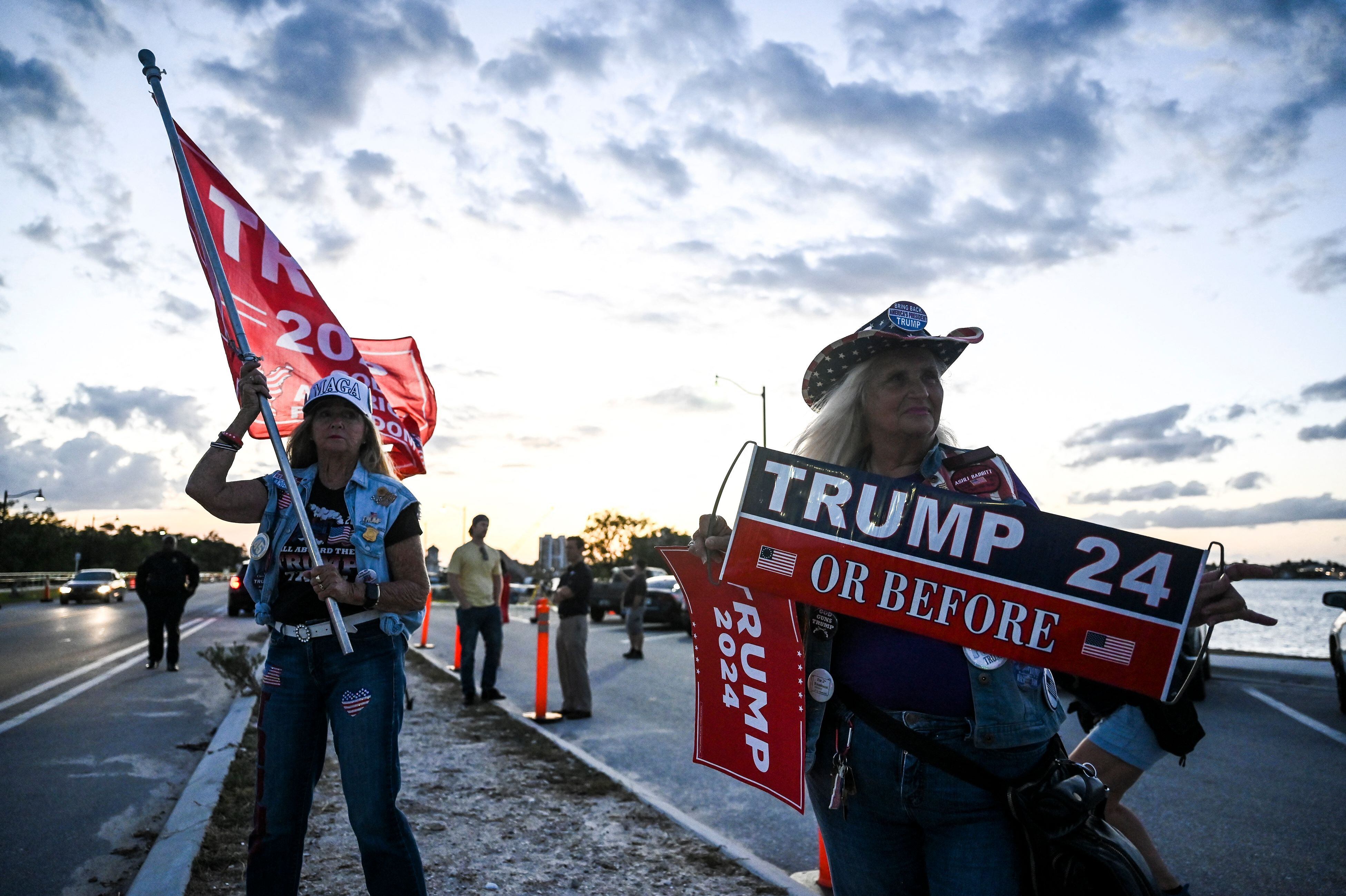 Partidarios del expresidente Trump muestran su apoyo cerca de su casa de Mar-a-Lago, en Palm Beach (Florida), el jueves.