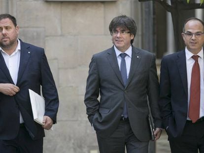 Desde la izquierda: Oriol Junqueras, Carles Puigdemont y Jordi Turull llegan a la reunión del consejo ejecutivo del Gobierno de la Generalitat en agosto de 2017.