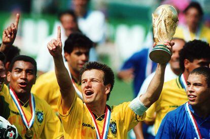 El exdeportivista Mauro Silva, a la izquierda de la imagen, junto a sus compañeros Dunga y Ronaldo tras la consecución de la Copa del Mundo de 1994 con la selección brasileña.