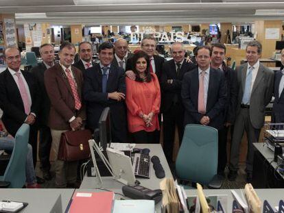 M&eacute;dicos del hospital Ram&oacute;n y Cajal (Madrid) durante su visita a EL PA&Iacute;S esta ma&ntilde;ana. Con ellos, Antonio Ca&ntilde;o (quinto por la derecha, director de EL PA&Iacute;S) y Eva Saiz (a la izquierda, subdirectora del peri&oacute;dico).