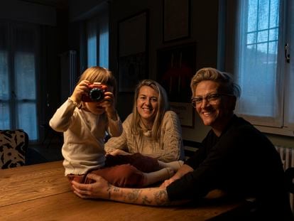 Ilaria Rossi, en el centro, y Anna Inverardi con su hija Adele Saga en su casa de Brescia, en Italia.