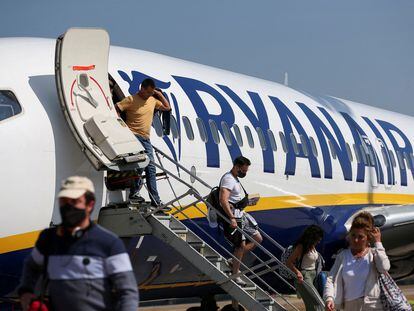 Pasajeros de un avión de Ryanair en Budapest,