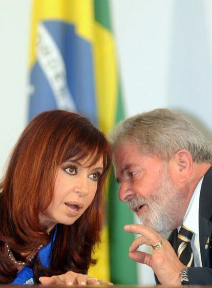 Lula conversa con la presidenta argentina, Cristina Fernández, ayer en Brasilia