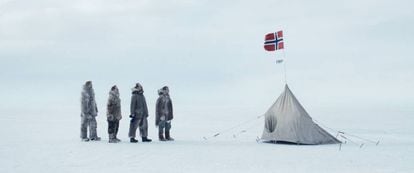 Reconstrucció al film 'Amundsen' de la famosa foto de l'expedició noruega que va conquerir el Pol Sud el 1911.
