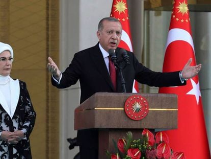 El presidente turco Recep Tayyip Erdogan, junto a su esposa, en la ceremonia de este lunes en Ankara, Turquía. 