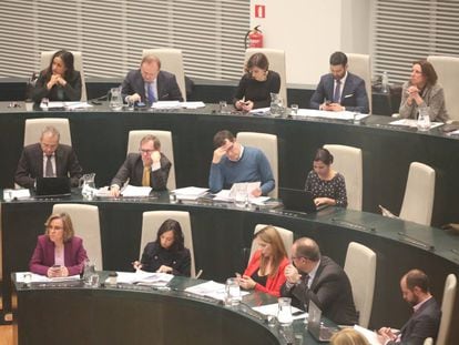 La bancada de PSOE y Ciudadanos en el pleno de Madrid.