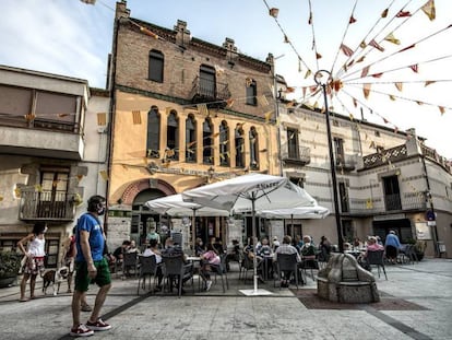 L'edifici de la Unió Maçanenca, que alberga el casino La Pau, a la plaça de la Vila de Maçanet de Cabrenys.