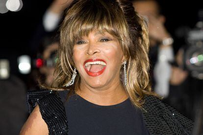 Tina Turner en The Mirror: "Si te preocupas por ti misma, tener 60 no es nada para las mujeres estos tiempos que corren. En el mundo de hoy en día puedes ser la mujer que quieras ser... Por supuesto, mi rostro ha envejecido, pero no lo suficiente como para preocuparme. Tengo sentido común como para saber que si estoy cerca de los 70 algo tiene que pasar".