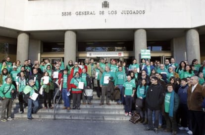 A la cita frente a los juzgados han acudido unas 75 personas, que además de presentar un formulario de alegaciones redactado por CC OO o el autoinculpatorio de la plataforma Soy Pública, se han adherido a la denuncia presentada hace unas semanas por unos 70 docentes contra Figar por injurias y calumnias.