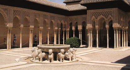 El patio de los Leones de la Alhambra de Granada.