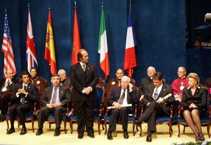 El guitarrista, ante los demás galardonados, se pone en pie en el teatro Campoamor de Oviedo para recibir el premio Príncipe de Asturias -el primero que se concedía a un artista flamenco- de la mano del Príncipe Felipe.