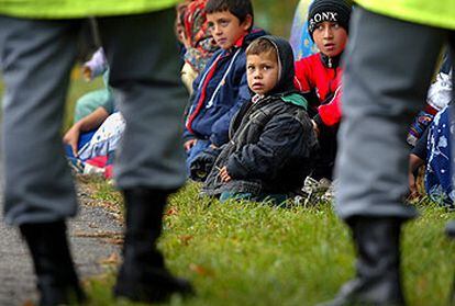 Niños rumanos, parte de un grupo de inmigrantes sin papeles, son custodiados por la policía en el cantón suizo de Vaud en 2002.