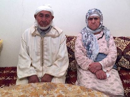 Aqbouch Aboyaaqoub y Hychami Charifa, abuelos del sospechoso en busca y captura, en su casa de Marruecos.
