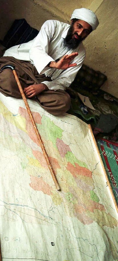 Bin Laden, ante un mapa de Afganistán en 1998.
