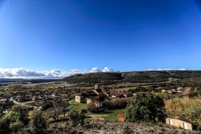 In Fuentetoba (Soria, 350 inhabitants), the monastery of La Monjía, from the 16th century, is for sale, which includes 325 hectares with hunting and truffle reserves and an 11th-century Romanesque church.  The price?  Three million euros. 