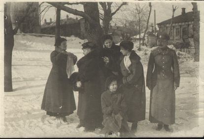 La periodista Sofía Casanova (segunda por la izquierda) junto a sus cuñadas polacas en Moscú en 1917 o 1918.