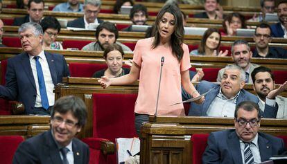 La cap de l'oposició, Inés Arrimadas, pregunta a Puigdemont al Parlament.