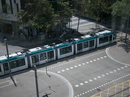 Un tramvia circula per una cruïlla de l'avinguda Diagonal.