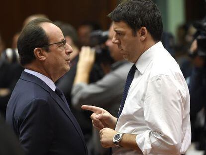 Hollande (izquierda) habla con Renzi, en la &uacute;ltima cubre de la UE.