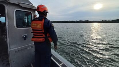 Un bote de la Armada Nacional y un tripulante, cerca de Buenaventura (Colombia).