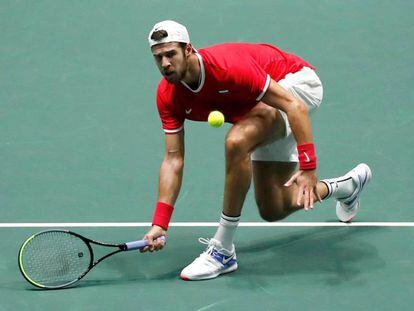 Khachanov devuelve una bola durante el partido ante Coric.