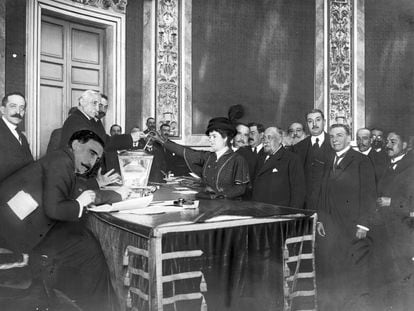 Trinidad Arroyo vota en las elecciones a senadores en la Universidad Central de Madrid, en una fotografía retocada en la época y fechada el 31 de marzo de 1916 en el archivo del ''.ABC