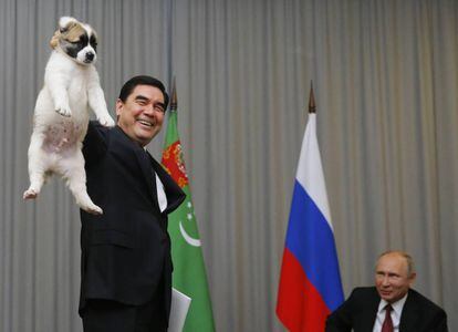 El presidente de Turkmenistán, Gurbanguly Berdimuhamedow (izquerda), regala un perro pastor de Asia Central a su homólogo ruso, Vladímir Putin (d), durante una reunión en el complejo del mar Negro de Sochi (Rusia) en 2017.