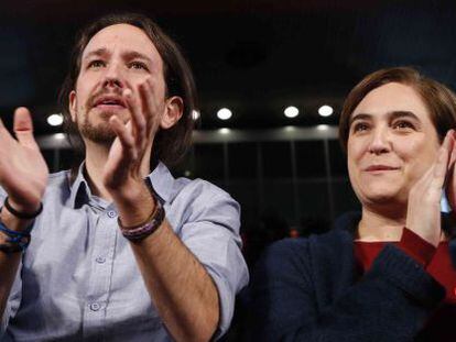 Pablo Iglesias i Ada Colau a La Caja Mágica (Madrid) el 13 de desembre.