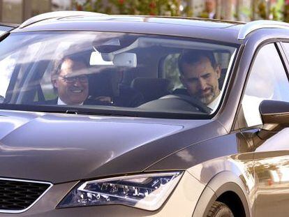 Felip VI, al volant d&#039;un Seat amb Mas de copilot. 