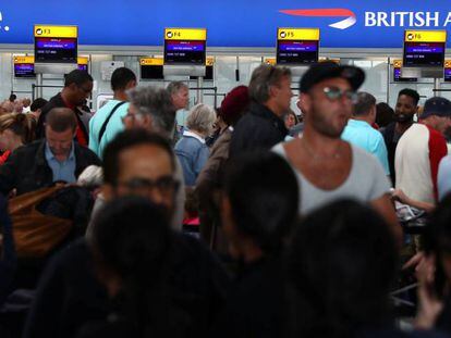 Pasajeros de British Airways, el sábado, esperando en la terminal 5 del aeropuerto de Heathrow (Londres).