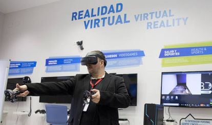 Un usuario prueba un dispositivo de realidad virtual durante el Fórum 5G celebrado en Málaga.