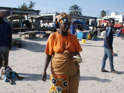 Una vendedora de pescado posa en la playa de Han, en Dakar.