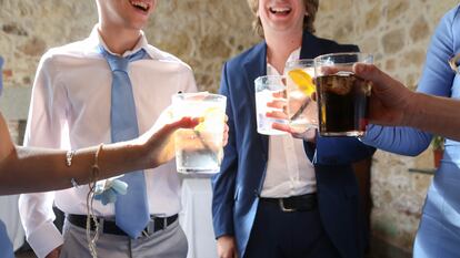 Un grupo de jóvenes beben alcohol en una fiesta.