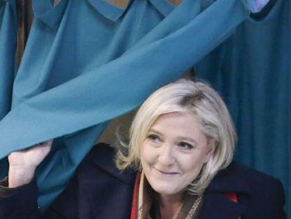 Marine Le Pen surt de la cabina de votació en un col·legi electoral de Henin-Beaumont.