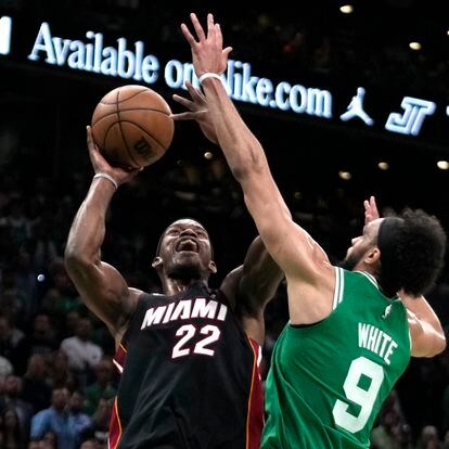 Miami Heat forward Jimmy Butler, left, shoots as Boston Celtics guard Derrick White defends during the first half in Game 7 of the NBA basketball Eastern Conference finals Monday, May 29, 2023, in Boston. (AP Photo/Charles Krupa )Associated Press/LaPresseOnly Italy and Spain