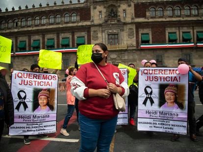 Cristina, madre de Heidi Mariana Pérez, participa durante una manifestación frente a Palacio Nacional en Ciudad de México, el 8 de septiembre de 2022.