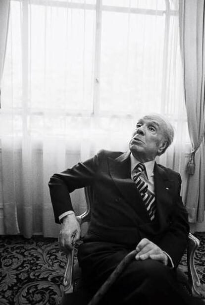 Jorge Luis Borges posa en 1979, en Paris.