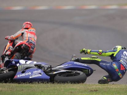 Valentino Rossi cae al suelo, Marc Márquez se escapa.
 
 
 
 
 
 
 
 
 
 
 
 
 