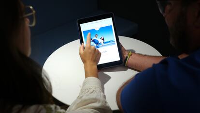 Dos personas miran la invitación digital de la pareja Marta y Gabriel, que crearon un sitio web para su boda.