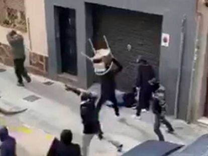 En foto, momento de la agresión a uno de los aficionados del Espanyol. En vídeo, altercados en Cornellá y Valencia.