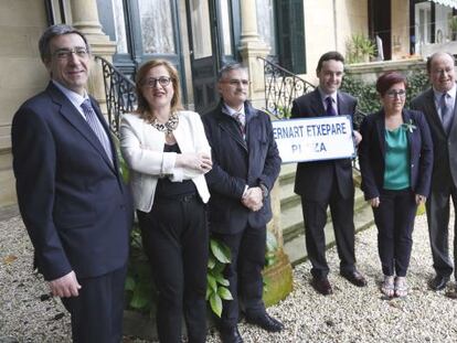 De izquierda a derecha, Pardo, Goenaga, Oiarzabal, Vallejo, Olaziregi y Ranz, durante el acto de presentaci&oacute;n de la nueva c&aacute;tedra del Instituto Etxepare.
