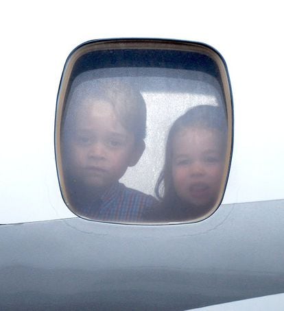 Charlotte y Jorge, en el avión en el que viajaron con sus padre a Polonia en julio de 2017 durante un viaje oficial. 
