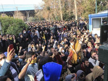Estudiantes protestan en la Universidad de Teher&aacute;n en una imagen obtenida por la agencia Associated Press.