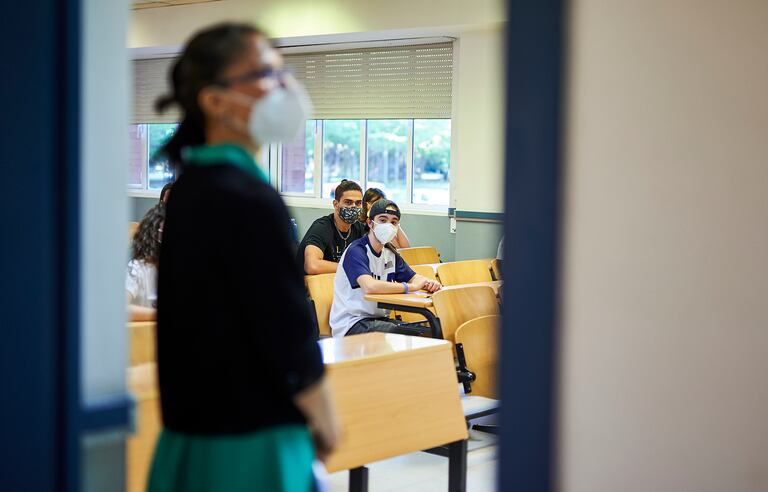 Una profesora con mascarilla en la Comunidad de Madrid.